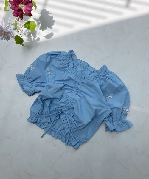 AS KNOW AS plus（アズノゥアズプラス）の「◎シャーリングギャザーちりばめリボン5分袖ブラウス（シャツ/ブラウス・レディース・ブラック/ブルー/オフホワイト・FREE）」の4枚目の写真