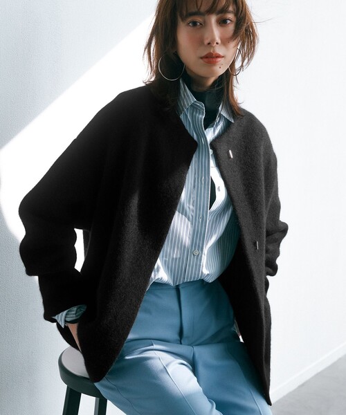 23区(ニジュウサンク)の「【CLASSY.11月号掲載/洗える】ラクーンブレンドダブルフェイス ニットカーディガン(カーディガン/ボレロ・レディース・ベージュ系/ライトグレー系/ブラック系・38)」の2枚目の写真