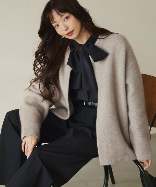 23区(ニジュウサンク)の「【CLASSY.11月号掲載/洗える】ラクーンブレンドダブルフェイス ニットカーディガン(カーディガン/ボレロ・レディース・ベージュ系/ライトグレー系/ブラック系・38)」の3枚目の写真