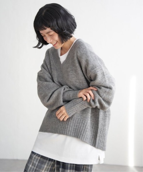 LBC(エルビーシー)の「ラインVネックニットプルオーバー(ニット/セーター・レディース・グレー/オフホワイト/ピンク・M)」の3枚目の写真