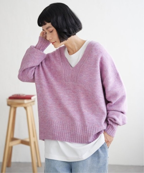 LBC(エルビーシー)の「ラインVネックニットプルオーバー(ニット/セーター・レディース・グレー/オフホワイト/ピンク・M)」の1枚目の写真
