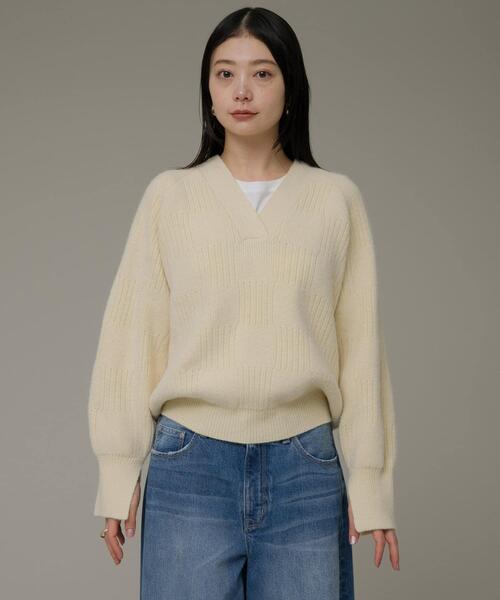 URBAN RESEARCH Sonny Label(アーバンリサーチサニーレーベル)の「Vネック配色スクエアパターンニット(ニット/セーター・レディース・ホワイト系その他/ベージュ系その他/ブルー系その他・FREE)」の4枚目の写真
