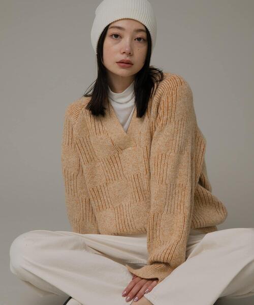 URBAN RESEARCH Sonny Label(アーバンリサーチサニーレーベル)の「Vネック配色スクエアパターンニット(ニット/セーター・レディース・ホワイト系その他/ベージュ系その他/ブルー系その他・FREE)」の9枚目の写真