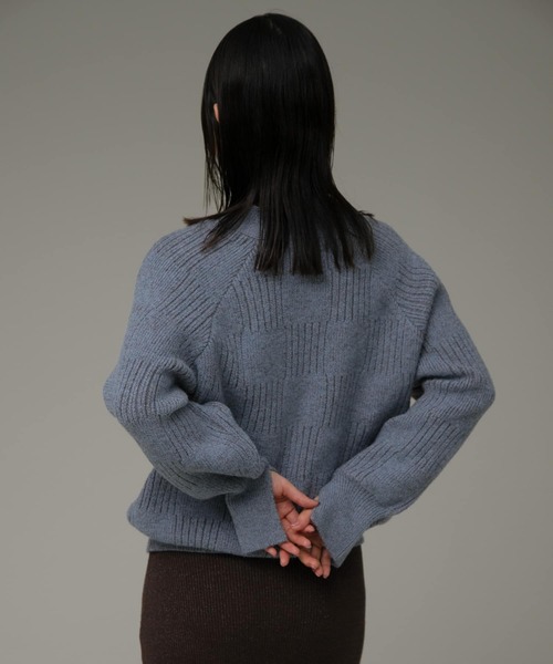 URBAN RESEARCH Sonny Label（アーバンリサーチサニーレーベル）の「Vネック配色スクエアパターンニット（ニット/セーター・レディース・ホワイト系その他/ベージュ系その他/ブルー系その他・FREE）」の21枚目の写真