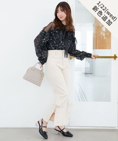 MAJESTIC LEGON(マジェスティックレゴン)の「サイドレースアップ美脚デニム(デニムパンツ・レディース・サックスブルー/グレー/アイボリー・LARGE/MEDIUM/SMALL)」の1枚目の写真
