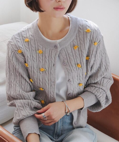 KOBE LETTUCE（コウベレタス）の「フラワーモチーフケーブルニットカーディガン（カーディガン/ボレロ・レディース・イエロー系/ネイビー系/グレー系/アイボリー系・M）」の2枚目の写真