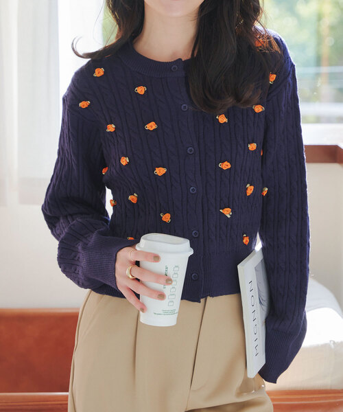 KOBE LETTUCE（コウベレタス）の「フラワーモチーフケーブルニットカーディガン（カーディガン/ボレロ・レディース・イエロー系/ネイビー系/グレー系/アイボリー系・M）」の3枚目の写真