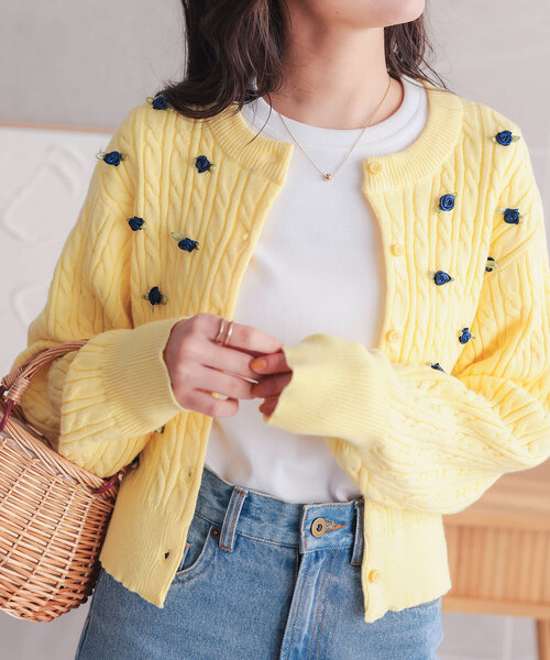 KOBE LETTUCE（コウベレタス）の「フラワーモチーフケーブルニットカーディガン（カーディガン/ボレロ・レディース・イエロー系/ネイビー系/グレー系/アイボリー系・M）」の4枚目の写真