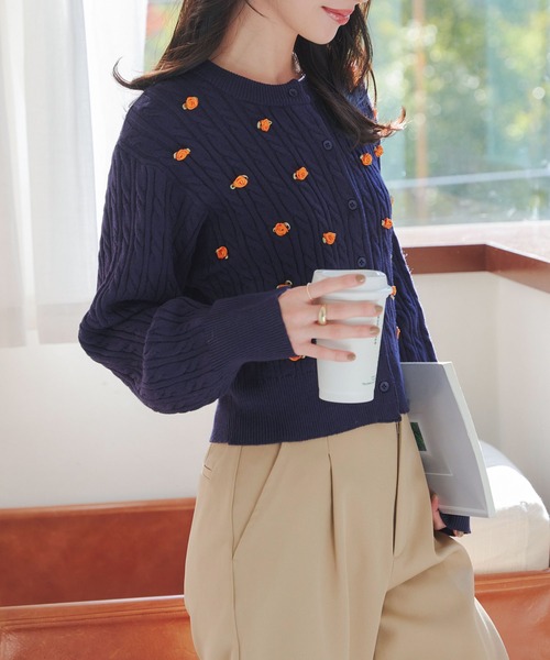 KOBE LETTUCE（コウベレタス）の「フラワーモチーフケーブルニットカーディガン（カーディガン/ボレロ・レディース・イエロー系/ネイビー系/グレー系/アイボリー系・M）」の12枚目の写真