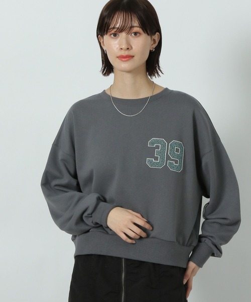 LAKOLE(ラコレ)の「ラメワッペン刺繍スウェット / 291822(スウェット・レディース・チャコールグレー/ピンク/オートミール・FREE)」の1枚目の写真