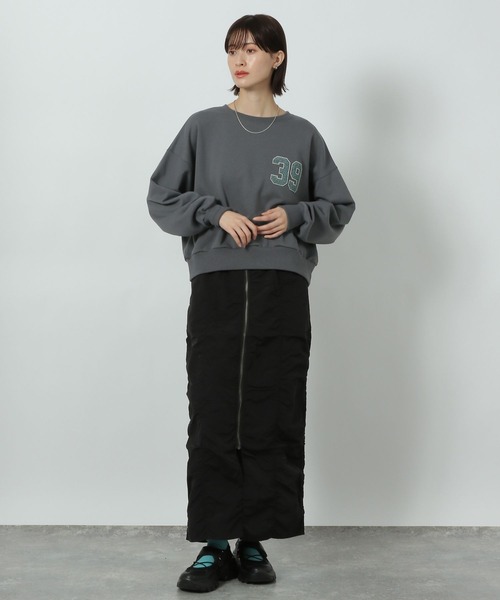 LAKOLE(ラコレ)の「ラメワッペン刺繍スウェット / 291822(スウェット・レディース・チャコールグレー/ピンク/オートミール・FREE)」の4枚目の写真