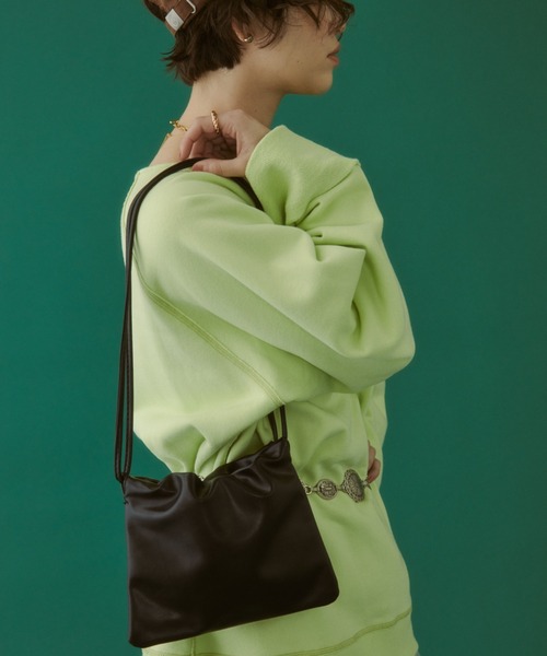 MIRROR STOKE（ミラーストーク）の「【ZOZO限定／追加】STRAP BAG/ストラップバッグ（ショルダーバッグ・レディース・レッド/ブラック・FREE）」の2枚目の写真