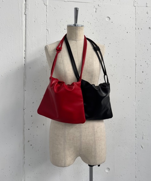 MIRROR STOKE（ミラーストーク）の「【ZOZO限定／追加】STRAP BAG/ストラップバッグ（ショルダーバッグ・レディース・レッド/ブラック・FREE）」の15枚目の写真