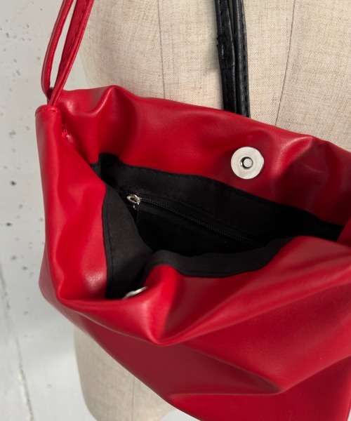 MIRROR STOKE（ミラーストーク）の「【ZOZO限定／追加】STRAP BAG/ストラップバッグ（ショルダーバッグ・レディース・レッド/ブラック・FREE）」の18枚目の写真