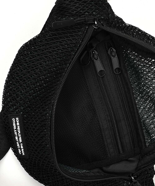 KiU（キウ）の「KiU/キウ W-MESH BODY BAG ダブルメッシュボディバッグ K453（ボディバッグ/ウエストポーチ・メンズ・グレー/ブルー/ブラック・ONE SIZE）」の5枚目の写真