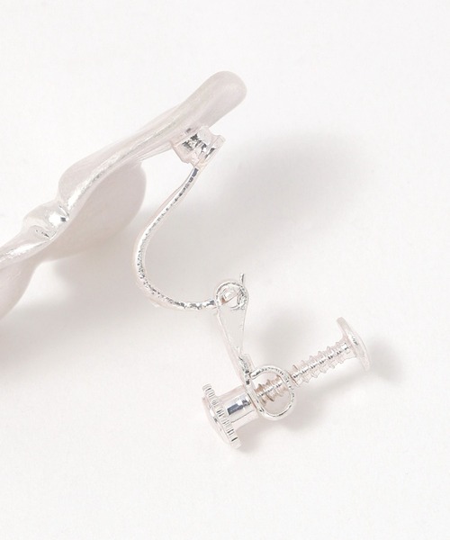 niko and...(ニコアンド)の「メタル花びらイヤリング(イヤリング・レディース・イエロー/グレー・0)」の3枚目の写真