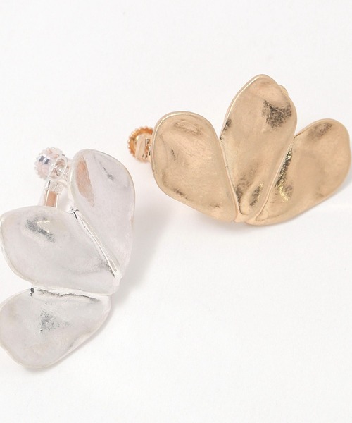 niko and...(ニコアンド)の「メタル花びらイヤリング(イヤリング・レディース・イエロー/グレー・0)」の4枚目の写真