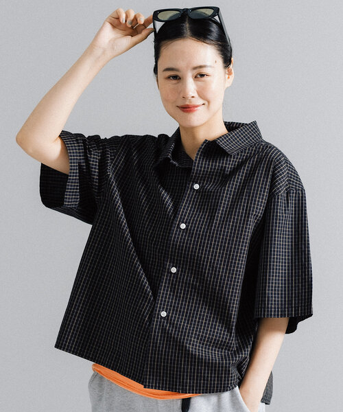 WHIMSIC（ウィムジック）の「*【WHIMSIC】ショートレングスチェックシャツ（シャツ/ブラウス・レディース・ブラック/ライトベージュ/ブルー・FREE）」の2枚目の写真