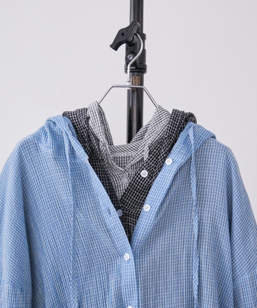 Auntie Rosa Holiday（アンティローザホリデー）の「オーバーサイズチェックフーディシャツ（シャツ/ブラウス・レディース・ブルー/ブラック/アイボリー・FREE）」の4枚目の写真