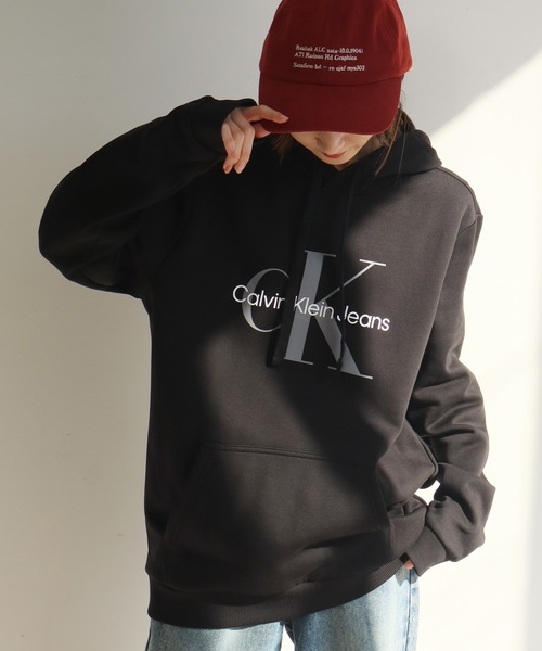 【Calvin Klein/カルバンクライン】 CK MONOGRAM LOGO PULLOVER HOODIE/CKモノグラム ロゴプリント プルオーバーフーディー