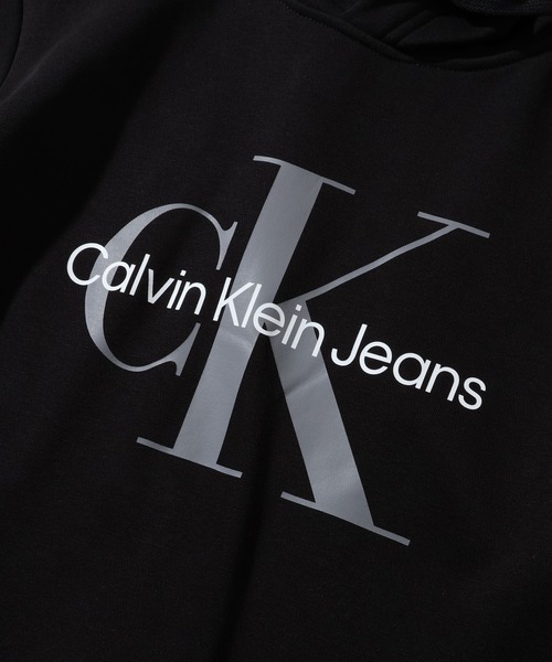 Calvin Klein(カルバン・クライン)の「【Calvin Klein/カルバンクライン】 CK MONOGRAM LOGO PULLOVER HOODIE/CKモノグラム ロゴプリント プルオーバーフーディー(パーカー・メンズ・ブラック系1/ブラック系2・S/M/L/XL)」の4枚目の写真