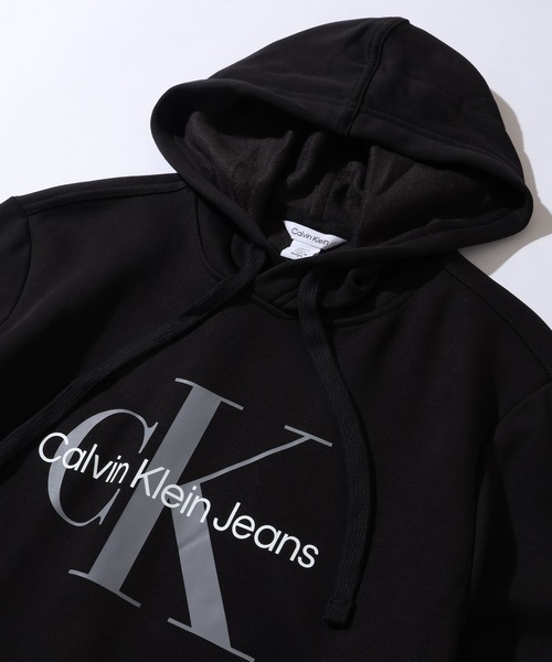 Calvin Klein(カルバン・クライン)の「【Calvin Klein/カルバンクライン】 CK MONOGRAM LOGO PULLOVER HOODIE/CKモノグラム ロゴプリント プルオーバーフーディー(パーカー・メンズ・ブラック系1/ブラック系2・S/M/L/XL)」の5枚目の写真
