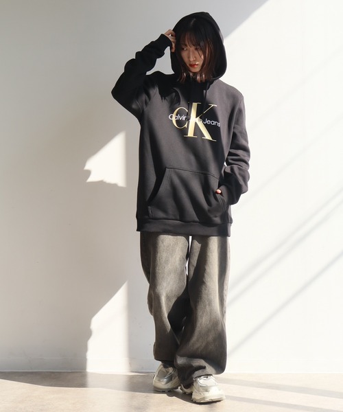 Calvin Klein(カルバン・クライン)の「【Calvin Klein/カルバンクライン】 CK MONOGRAM LOGO PULLOVER HOODIE/CKモノグラム ロゴプリント プルオーバーフーディー(パーカー・メンズ・ブラック系1/ブラック系2・S/M/L/XL)」の18枚目の写真