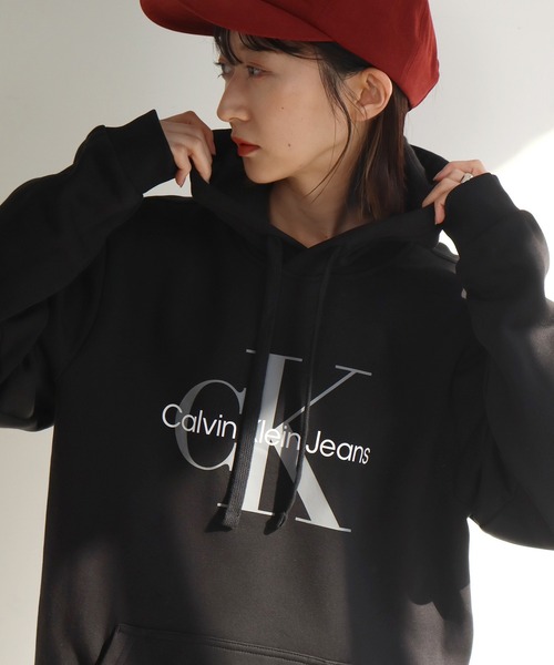 Calvin Klein(カルバン・クライン)の「【Calvin Klein/カルバンクライン】 CK MONOGRAM LOGO PULLOVER HOODIE/CKモノグラム ロゴプリント プルオーバーフーディー(パーカー・メンズ・ブラック系1/ブラック系2・S/M/L/XL)」の19枚目の写真