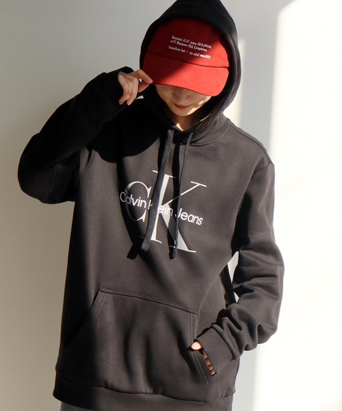 Calvin Klein(カルバン・クライン)の「【Calvin Klein/カルバンクライン】 CK MONOGRAM LOGO PULLOVER HOODIE/CKモノグラム ロゴプリント プルオーバーフーディー(パーカー・メンズ・ブラック系1/ブラック系2・S/M/L/XL)」の20枚目の写真