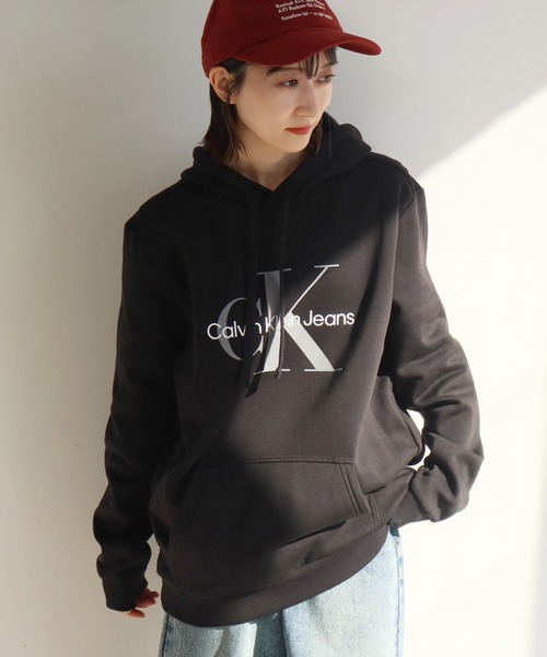Calvin Klein(カルバン・クライン)の「【Calvin Klein/カルバンクライン】 CK MONOGRAM LOGO PULLOVER HOODIE/CKモノグラム ロゴプリント プルオーバーフーディー(パーカー・メンズ・ブラック系1/ブラック系2・S/M/L/XL)」の21枚目の写真