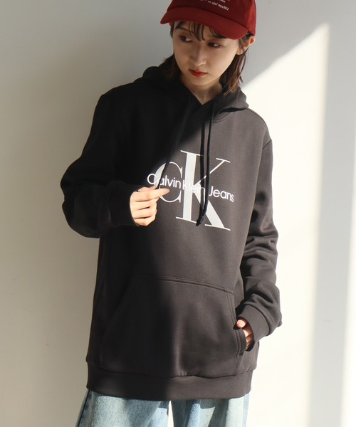 Calvin Klein(カルバン・クライン)の「【Calvin Klein/カルバンクライン】 CK MONOGRAM LOGO PULLOVER HOODIE/CKモノグラム ロゴプリント プルオーバーフーディー(パーカー・メンズ・ブラック系1/ブラック系2・S/M/L/XL)」の22枚目の写真