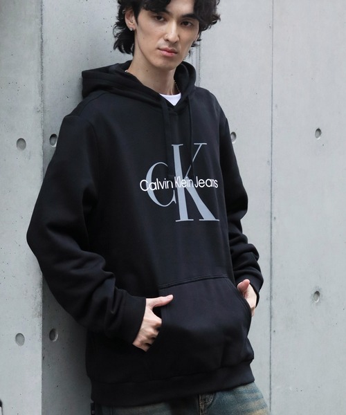 Calvin Klein(カルバン・クライン)の「【Calvin Klein/カルバンクライン】 CK MONOGRAM LOGO PULLOVER HOODIE/CKモノグラム ロゴプリント プルオーバーフーディー(パーカー・メンズ・ブラック系1/ブラック系2・S/M/L/XL)」の12枚目の写真