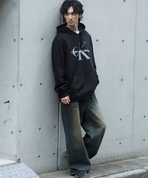 Calvin Klein(カルバン・クライン)の「【Calvin Klein/カルバンクライン】 CK MONOGRAM LOGO PULLOVER HOODIE/CKモノグラム ロゴプリント プルオーバーフーディー(パーカー・メンズ・ブラック系1/ブラック系2・S/M/L/XL)」の15枚目の写真