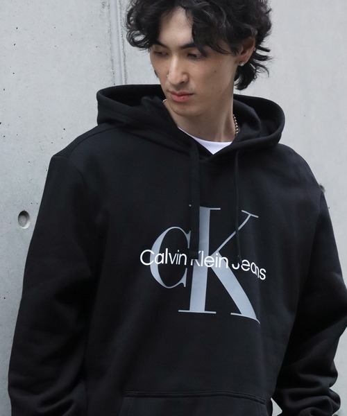 Calvin Klein(カルバン・クライン)の「【Calvin Klein/カルバンクライン】 CK MONOGRAM LOGO PULLOVER HOODIE/CKモノグラム ロゴプリント プルオーバーフーディー(パーカー・メンズ・ブラック系1/ブラック系2・S/M/L/XL)」の14枚目の写真