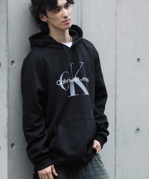 Calvin Klein(カルバン・クライン)の「【Calvin Klein/カルバンクライン】 CK MONOGRAM LOGO PULLOVER HOODIE/CKモノグラム ロゴプリント プルオーバーフーディー(パーカー・メンズ・ブラック系1/ブラック系2・S/M/L/XL)」の13枚目の写真