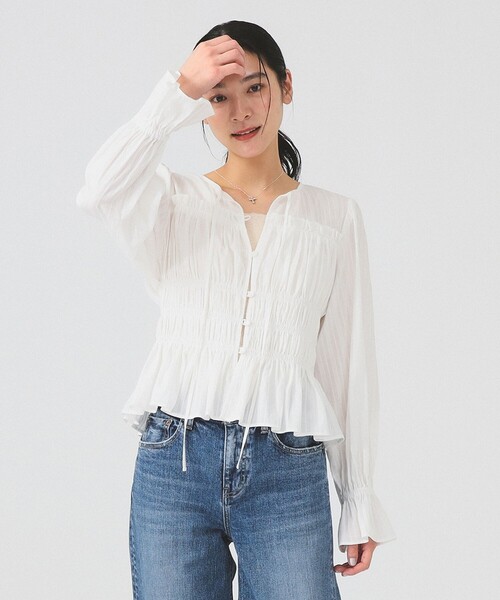 Ray BEAMS（レイビームス）の「シャーリング リボン クルーネック ブラウス（シャツ/ブラウス・レディース・ホワイト/ブラック・ONE SIZE）」の2枚目の写真