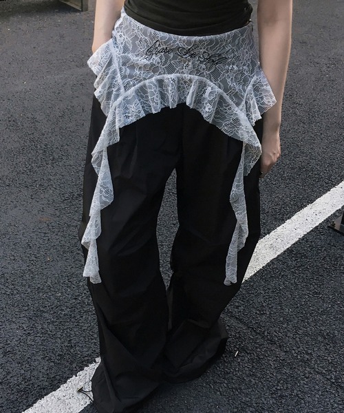 VEILA(ヴェイラ)の「フリルレースレイヤードタックワイドパンツ カーゴパンツ(その他パンツ・レディース・ブラック・S/M/L)」の1枚目の写真