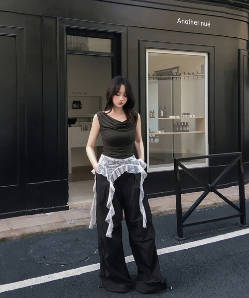VEILA(ヴェイラ)の「フリルレースレイヤードタックワイドパンツ カーゴパンツ(その他パンツ・レディース・ブラック・S/M/L)」の2枚目の写真