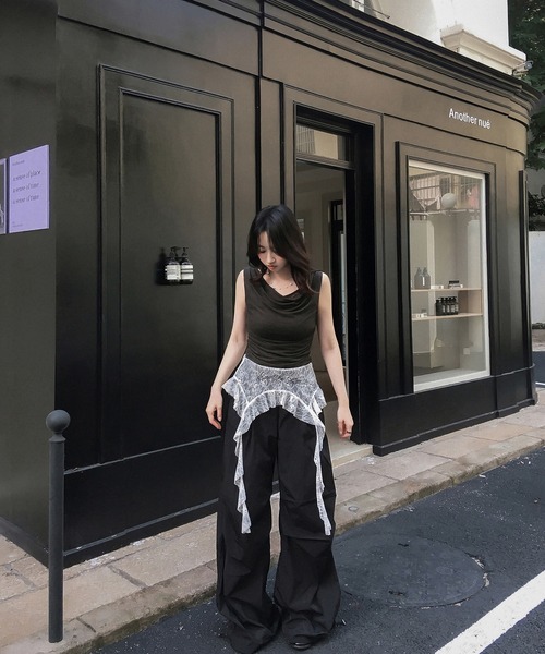 VEILA(ヴェイラ)の「フリルレースレイヤードタックワイドパンツ カーゴパンツ(その他パンツ・レディース・ブラック・S/M/L)」の3枚目の写真