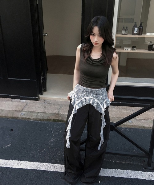 VEILA(ヴェイラ)の「フリルレースレイヤードタックワイドパンツ カーゴパンツ(その他パンツ・レディース・ブラック・S/M/L)」の6枚目の写真