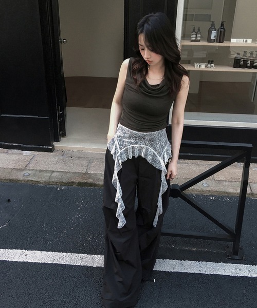 VEILA(ヴェイラ)の「フリルレースレイヤードタックワイドパンツ カーゴパンツ(その他パンツ・レディース・ブラック・S/M/L)」の7枚目の写真