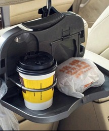 CALIFORNIA OUTFITTERS（カリフォルニア アウトフィッターズ）の「8B25 車用 折りたたみ マルチトレイ ドリンク＆フードホルダー 後部座席用 コンパクト 簡易テーブル（アウトドアグッズ）」