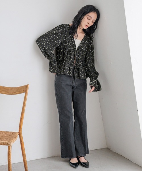 LOWRYS FARM(ローリーズファーム)の「フラワー2WAYペプラムブラウス 576767(シャツ/ブラウス・レディース・アイボリー/ブラック/ブラウン・FREE)」の10枚目の写真