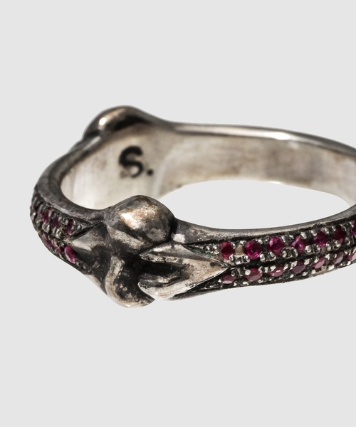 TAKAHIROMIYASHITATheSoloIst.(タカヒロミヤシタザソロイスト)の「bone shaped band ring.with ruby(リング・メンズ・シルバー・US8/US8.5)」の3枚目の写真