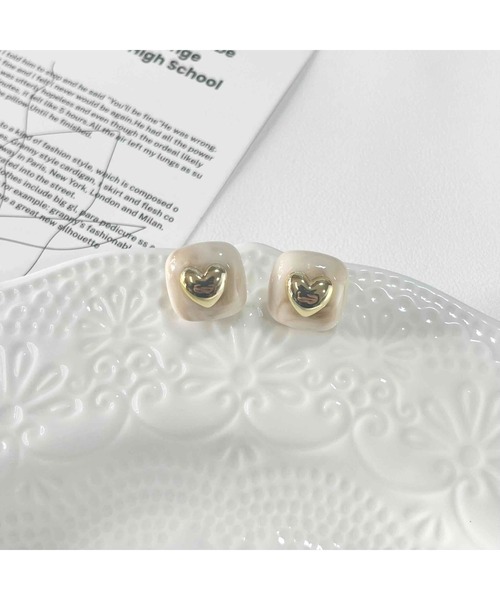 tone(トーン)の「【88eighty-eight】ゴールドハートスクエアレトロピアス【import】(MA)(ピアス(両耳用)・レディース・ベージュ/グリーン/レッド・FREE)」の4枚目の写真