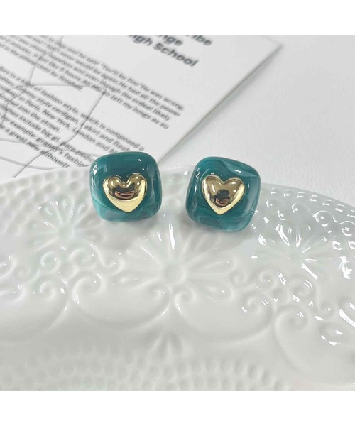tone(トーン)の「【88eighty-eight】ゴールドハートスクエアレトロピアス【import】(MA)(ピアス(両耳用)・レディース・ベージュ/グリーン/レッド・FREE)」の9枚目の写真