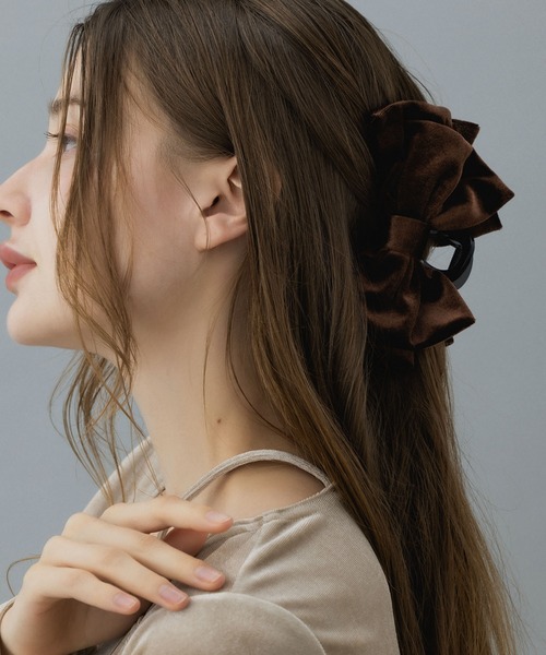 LA MUe(ラミュー)の「【LA MUE】ベロアリボンバンスクリップ(バレッタ/ヘアクリップ・レディース・ブラウン/ピンク/ブラック・FREE)」の2枚目の写真