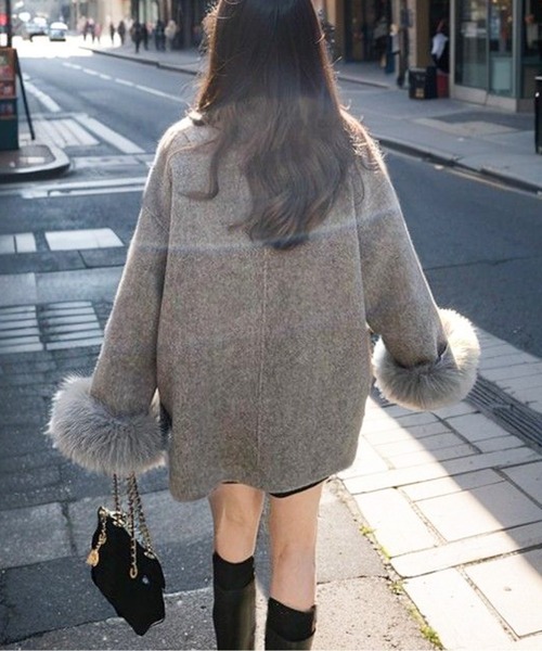 LUCPY(ラクピー)の「エコファーカフス付リボンコート(その他アウター・レディース・グレー・SMALL/MEDIUM/LARGE/X-LARGE)」の5枚目の写真