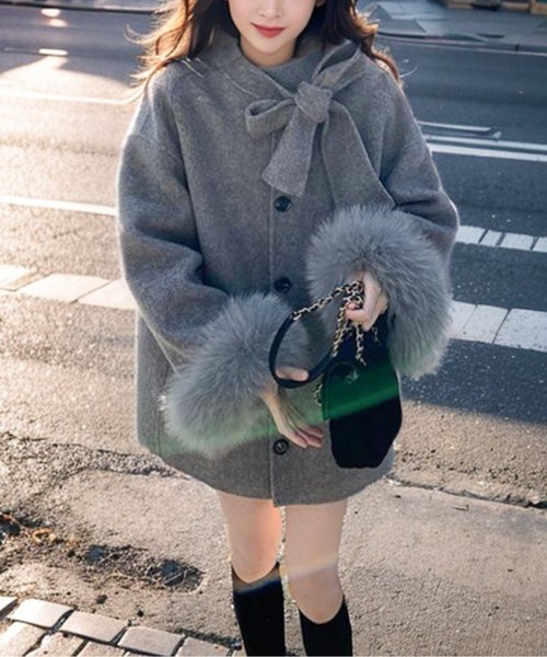 LUCPY(ラクピー)の「エコファーカフス付リボンコート(その他アウター・レディース・グレー・SMALL/MEDIUM/LARGE/X-LARGE)」の8枚目の写真