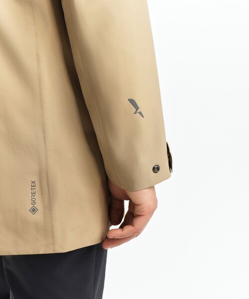 AIGLE（エーグル）の「GORE=TEX ゴアテックス 防風 防水 透湿 2レイヤーロングジャケット / フード収納可（マウンテンパーカー・メンズ・ベージュ/ブラック・M/L/S）」の10枚目の写真